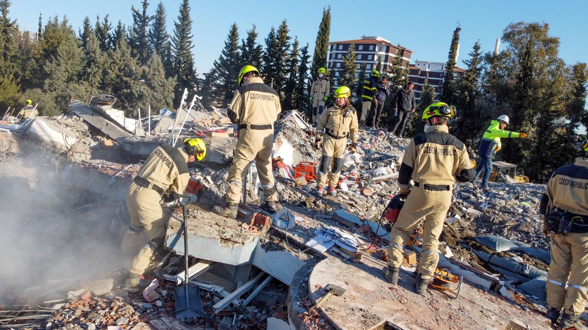 Čeští záchranáři vyprostili v Turecku ze sutin dvě živé osoby